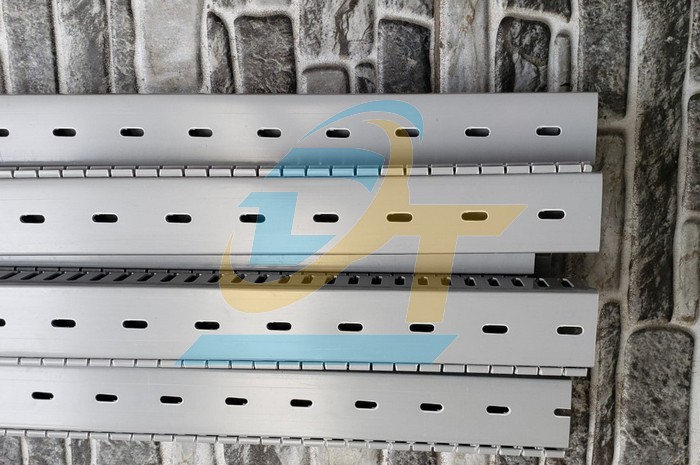 Máng nhựa răng lược 45x45x1700mm  VietNam | Giá rẻ nhất - Công Ty TNHH Thương Mại Dịch Vụ Đạt Tâm